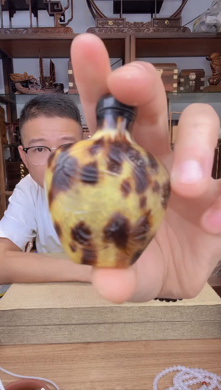乌木类书架M***六203花色鼻烟壶 料泛白