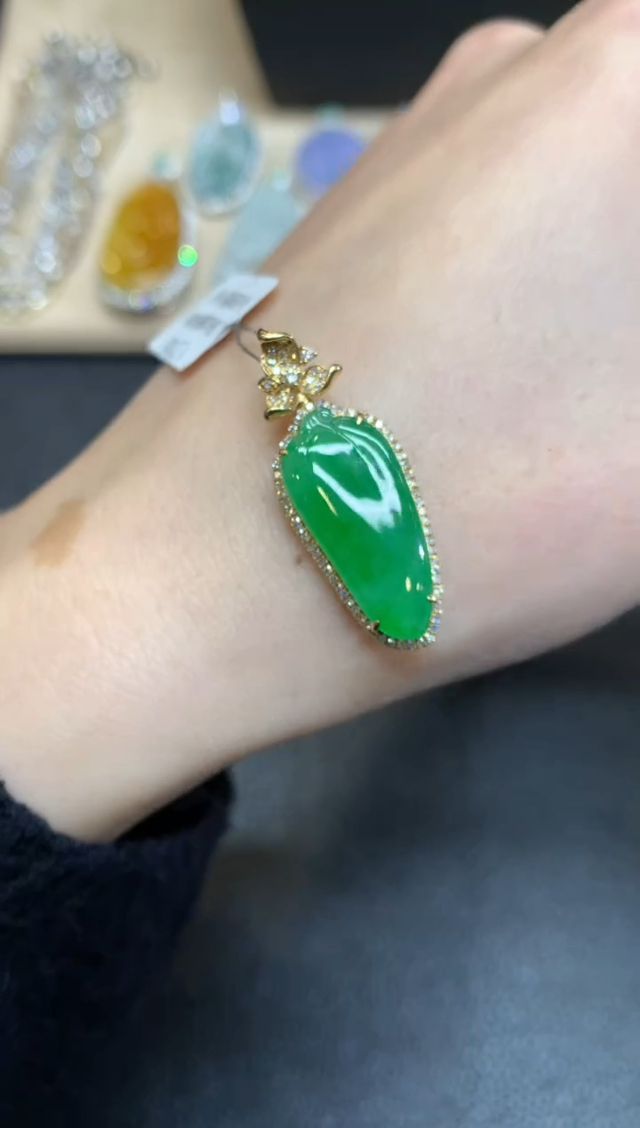 【闪购商品】翡翠颈饰18K金镶嵌福瓜【无服务费】