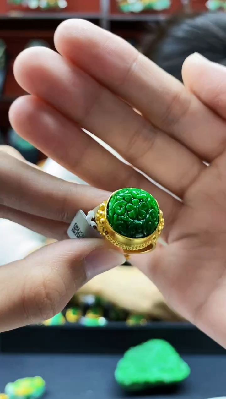 颈饰未镶嵌翡翠戒指
