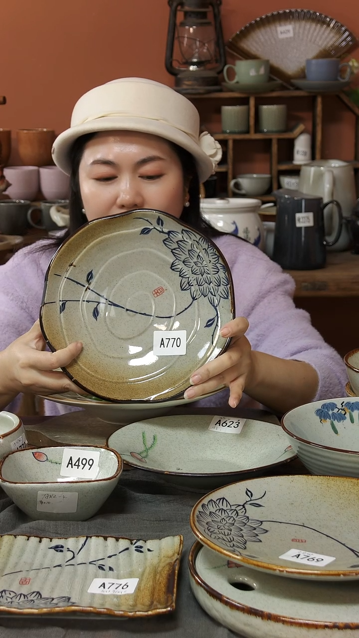 陶瓷A770 一只手绘蓝莲花异形螺纹盘23*5微瑕