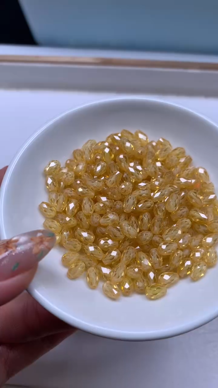 未镶嵌天然锆石散珠E177 黄锆石水滴4*6mm10个8.8元