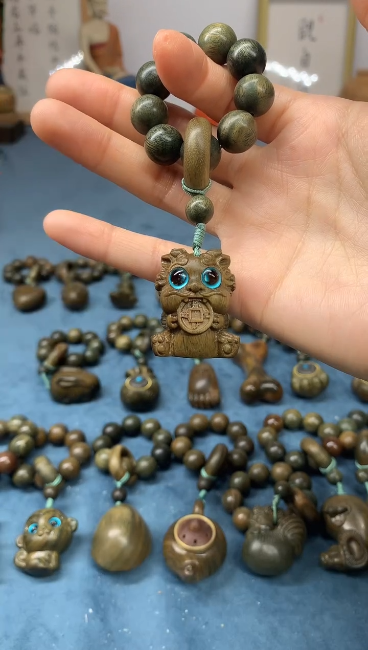 【闪购商品】维腊木（绿檀）把件吞金兽 盘玩件