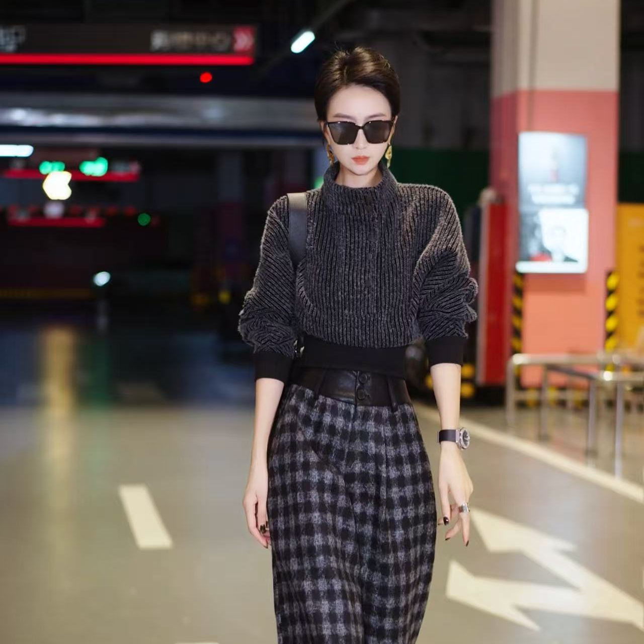 （萱萱推荐）洋气设计感显瘦收腰纽扣卫衣