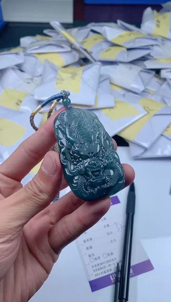 翡翠未镶嵌颈饰            