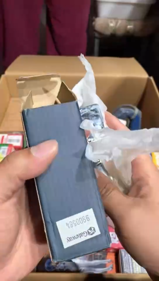 8新中古商品，瑕疵品，不保好坏。673