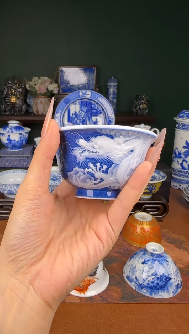 杯曾云飞。 龙纹堆白。压手杯