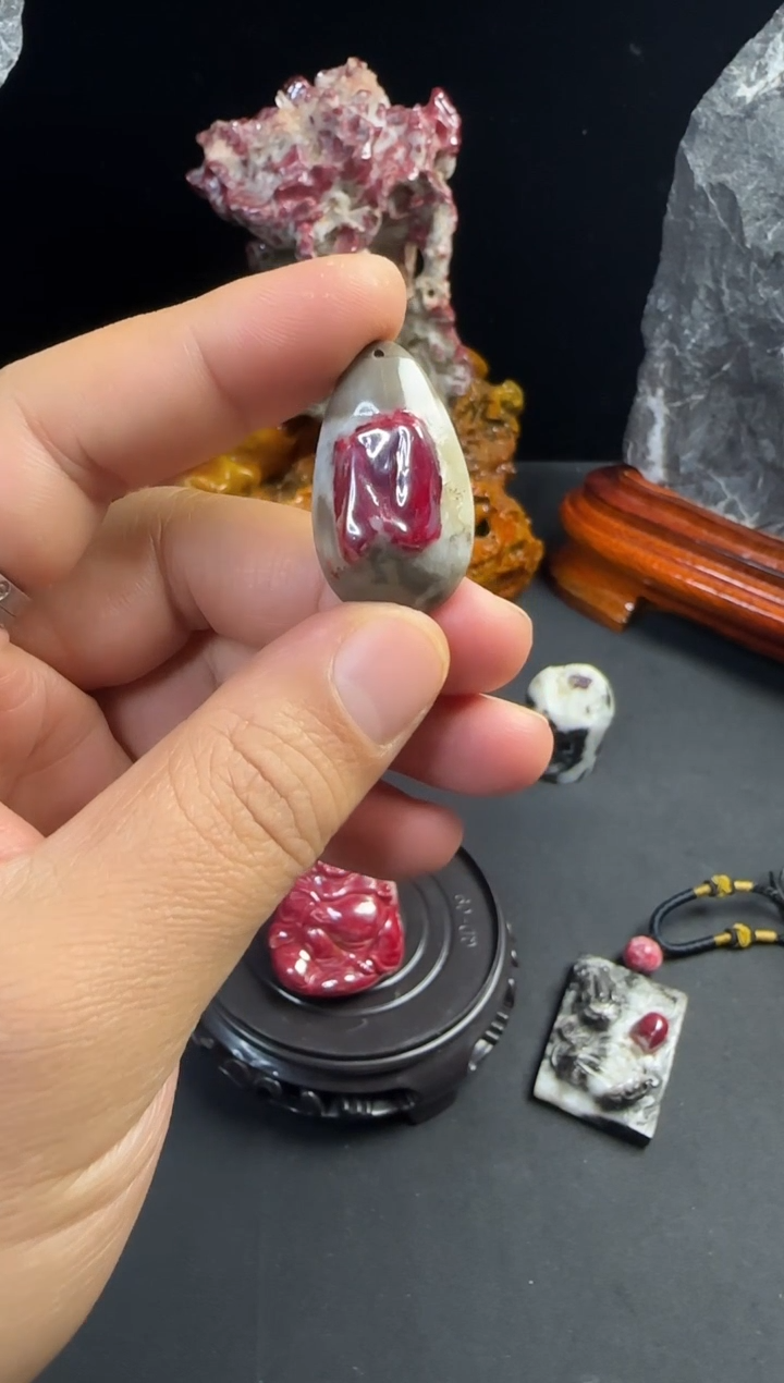 天然辰砂天然朱砂晶体原石吊坠挂件