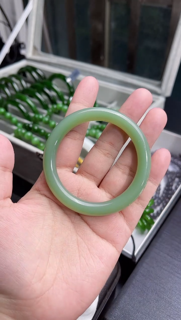 未镶嵌手镯和田玉粉青 手镯