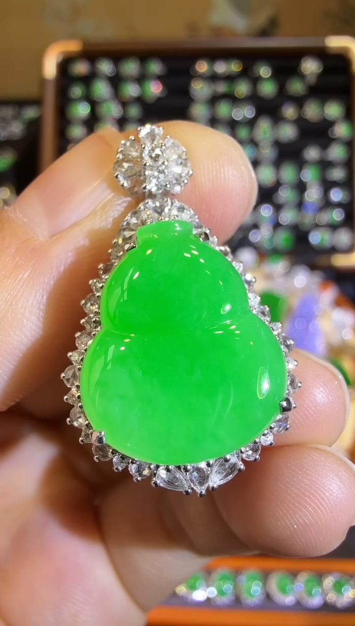 【闪购商品】翡翠吊坠(赠链)18K金镶嵌高冰正阳满绿胖葫芦吊坠