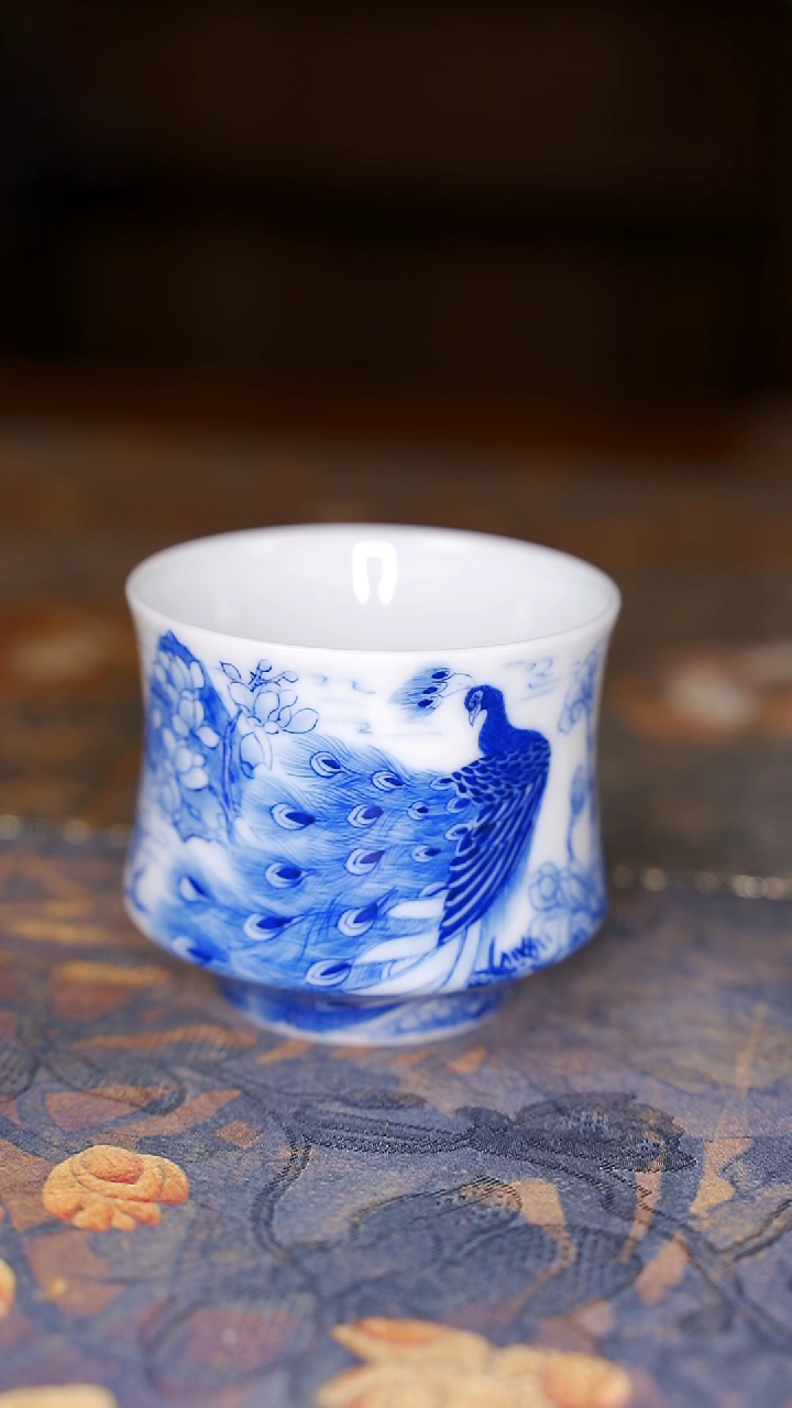 【闪购商品】杯铭墨 青花孔雀主人杯