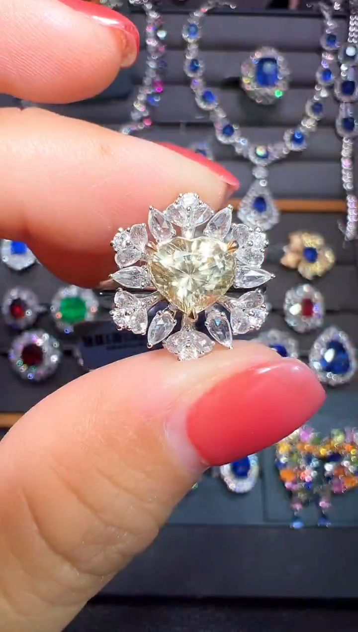 2.54ct彩色蓝宝石18K金镶嵌无烧金丝雀