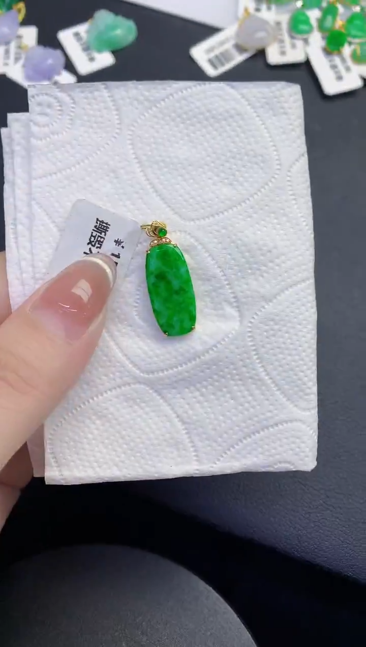颈饰18K金镶嵌翡翠缅甸天然翡翠A货