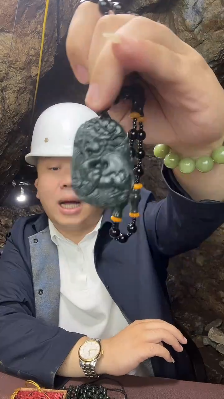 和田玉未镶嵌颈饰麒麟