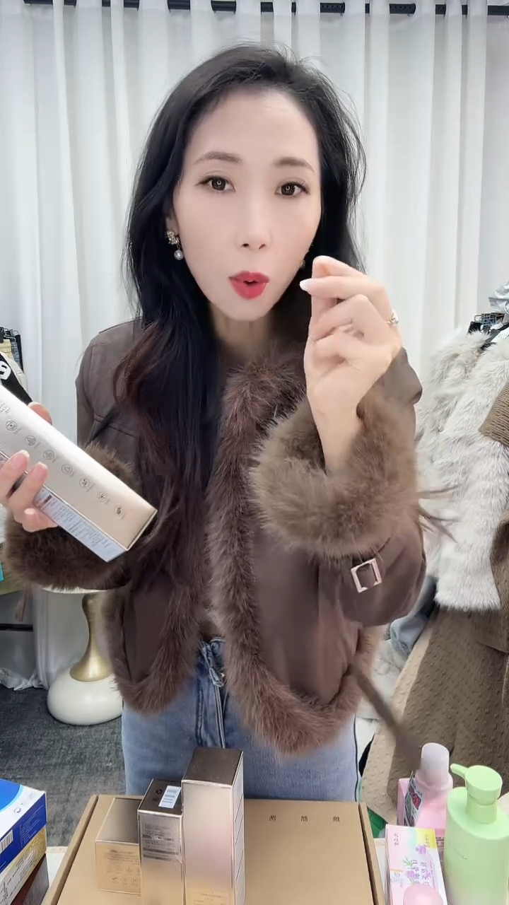 新款时尚水乳霜精华四件套