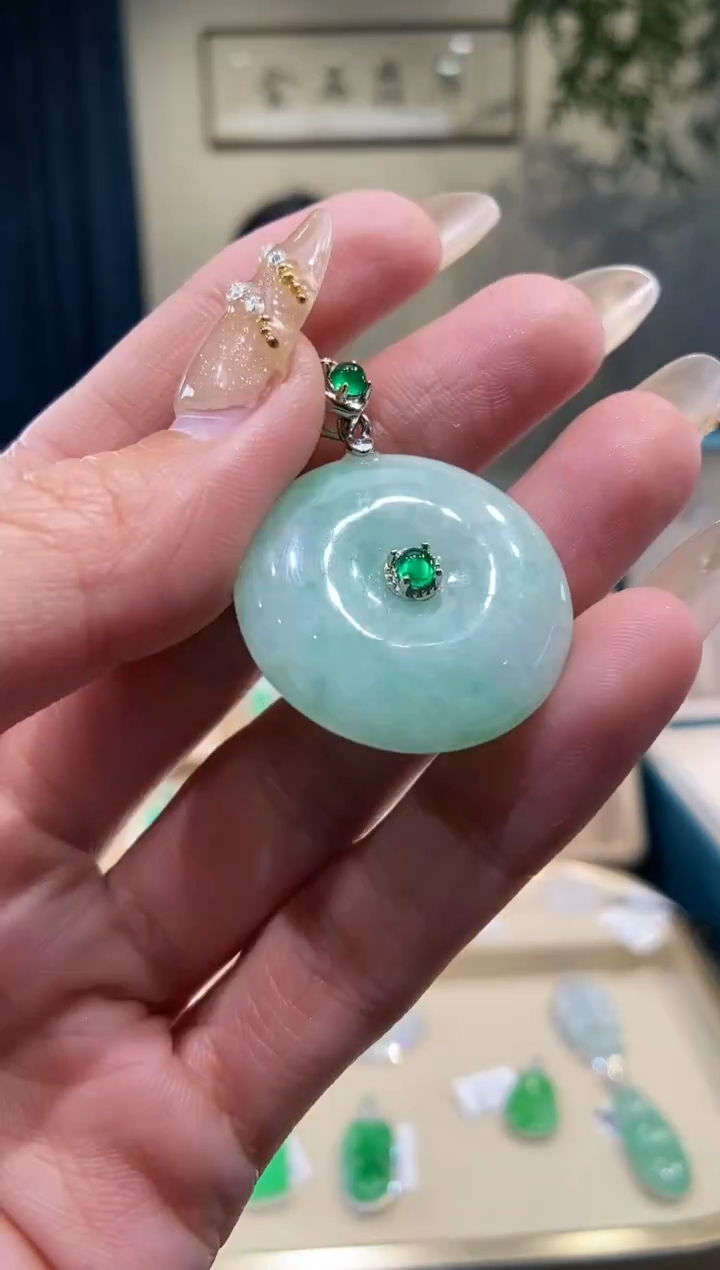 【闪购商品】翡翠吊坠(不含链)18K金镶嵌平安扣