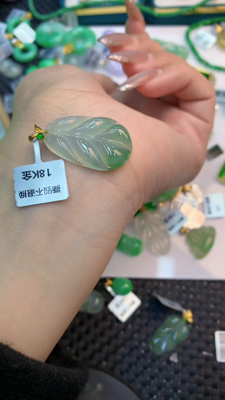 颈饰18K金镶嵌翡翠1