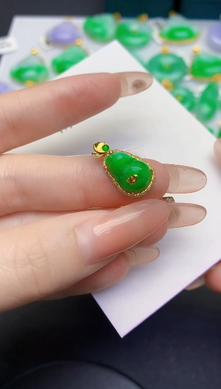 颈饰18K金镶嵌翡翠缅甸天然翡翠A货