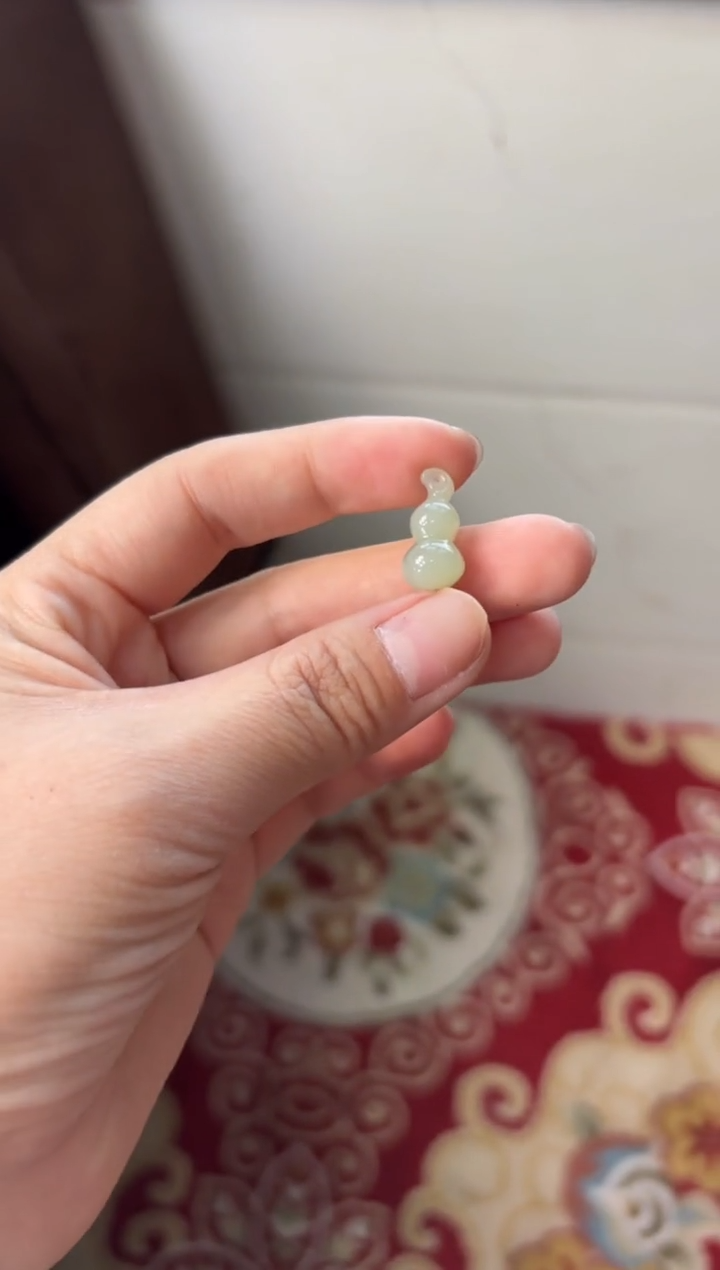 【闪购商品】和田玉吊坠(赠链)未镶嵌且末微色差近矿吊坠