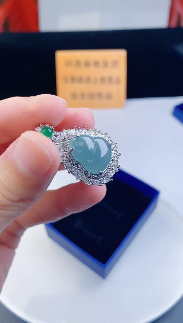 颈饰未镶嵌翡翠   