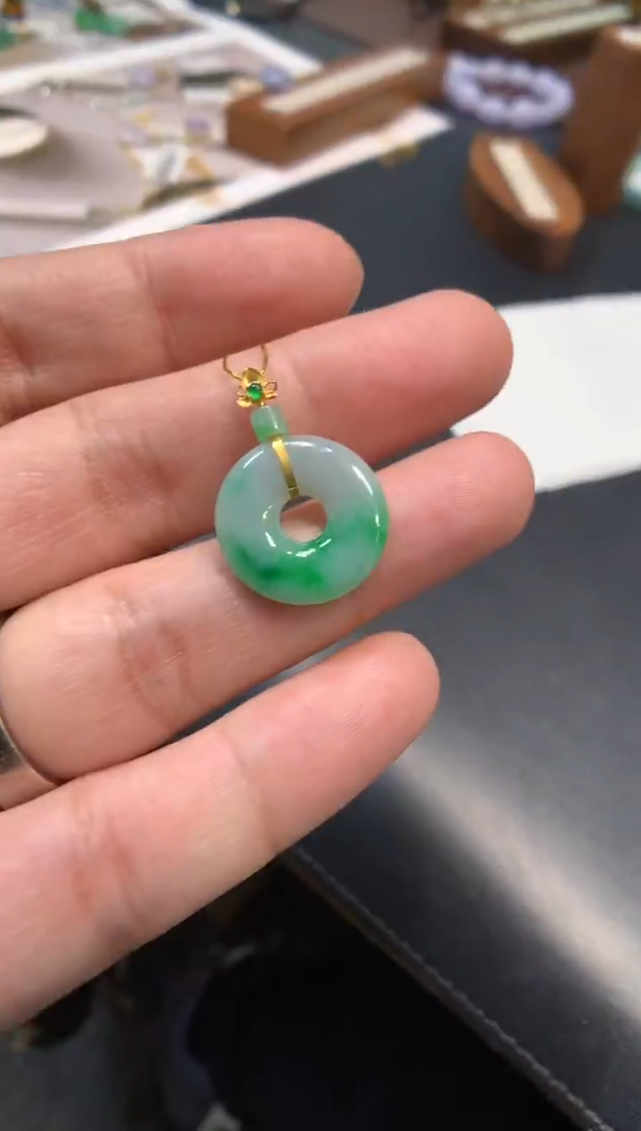 颈饰18K金镶嵌翡翠甜甜圈 