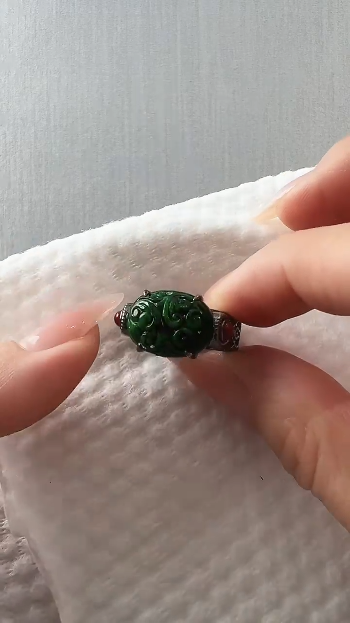 颈饰未镶嵌翡翠戒指