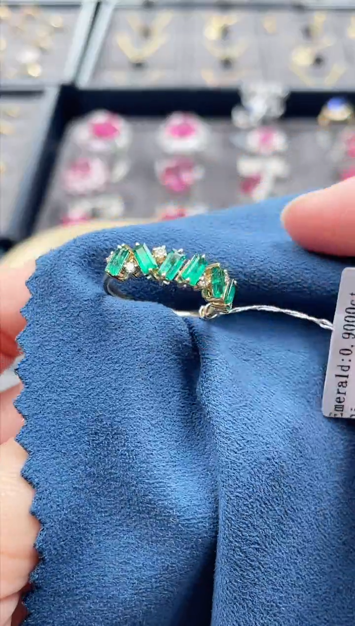 【闪购商品】祖母绿戒指18K金镶嵌/0.9ct/排戒