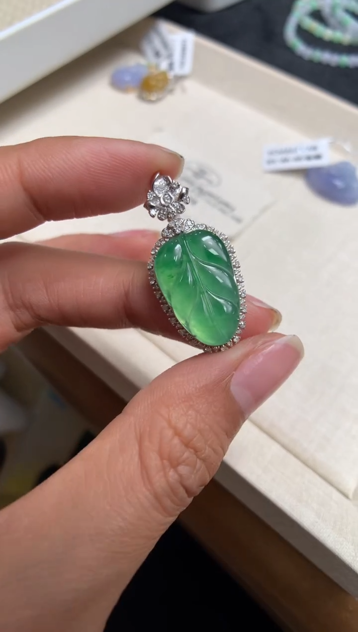 【闪购商品】翡翠颈饰18K金镶嵌叶子