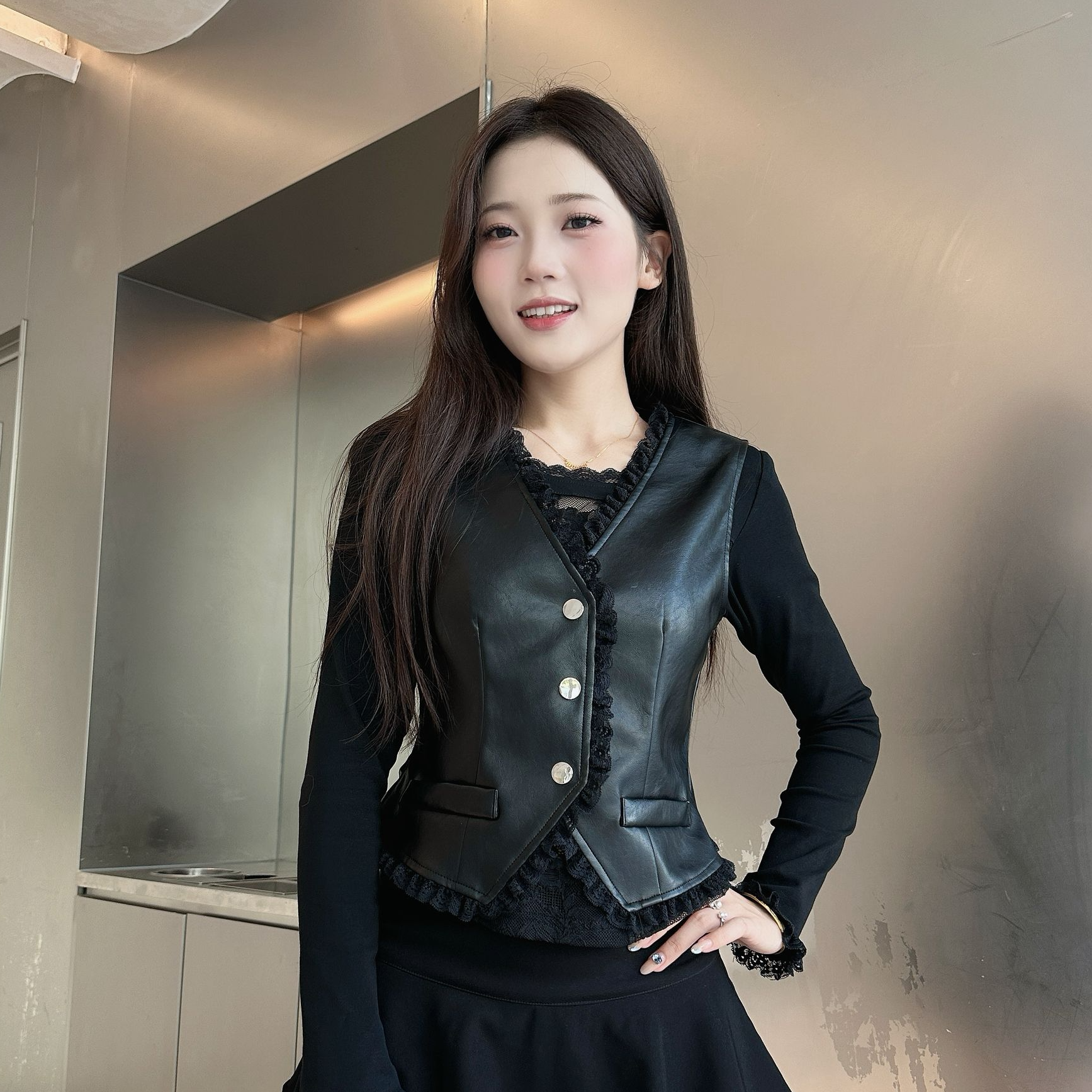 蕾丝花边马甲百搭黑色不规则PU皮马甲女新款高级感复古坎肩外套