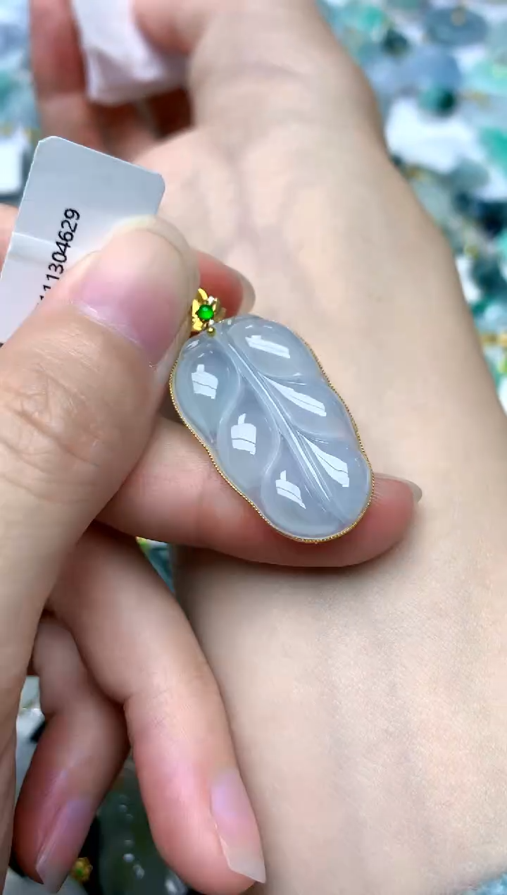 颈饰18K金镶嵌翡翠天然A货翡翠