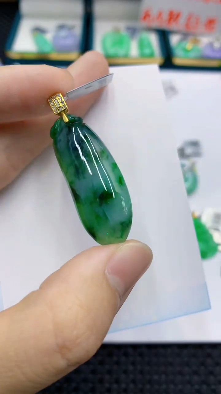 翡翠未镶嵌颈饰             1