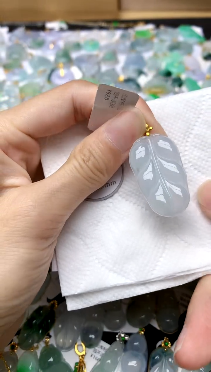 颈饰18K金镶嵌翡翠天然A货翡翠