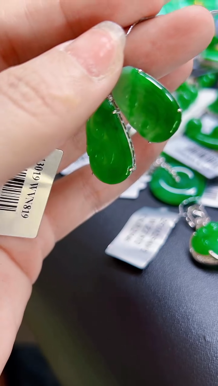 颈饰18K金镶嵌翡翠红如意多样性发货发1