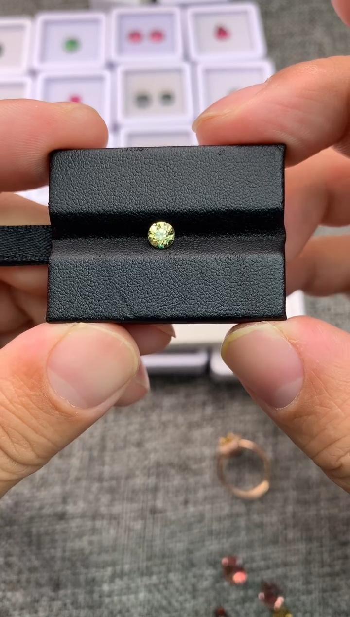 未镶嵌天然锆石裸石睿****礼0.75克拉