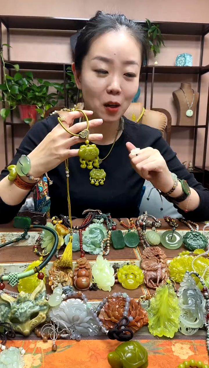 未镶嵌岫玉吊坠多样性发货发其中之一