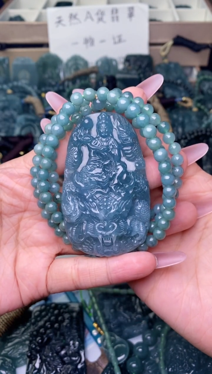 翡翠未镶嵌颈饰          