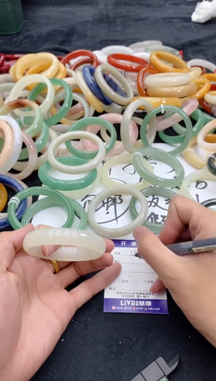 【闪购商品】石英质玉手镯未镶嵌74