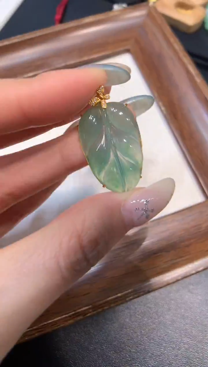 颈饰18K金镶嵌翡翠叶子