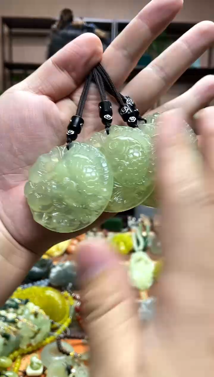 未镶嵌岫玉吊坠多样性发货发其中之一