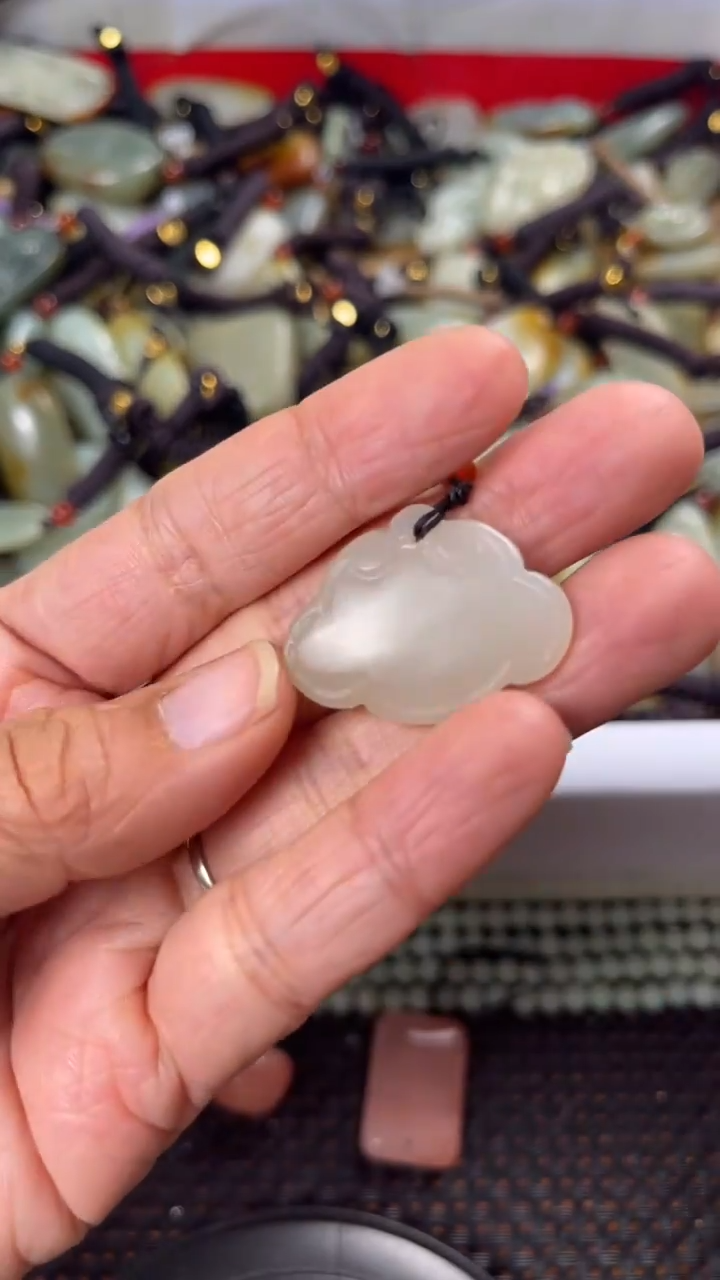 【闪购商品】和田玉颈饰未镶嵌多样性发货没有证书拍一发一有瑕