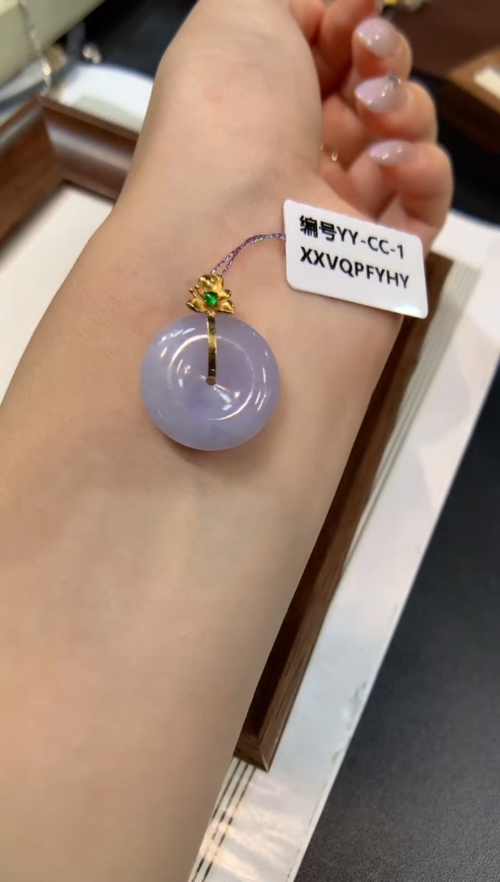 颈饰18K金镶嵌翡翠平安扣