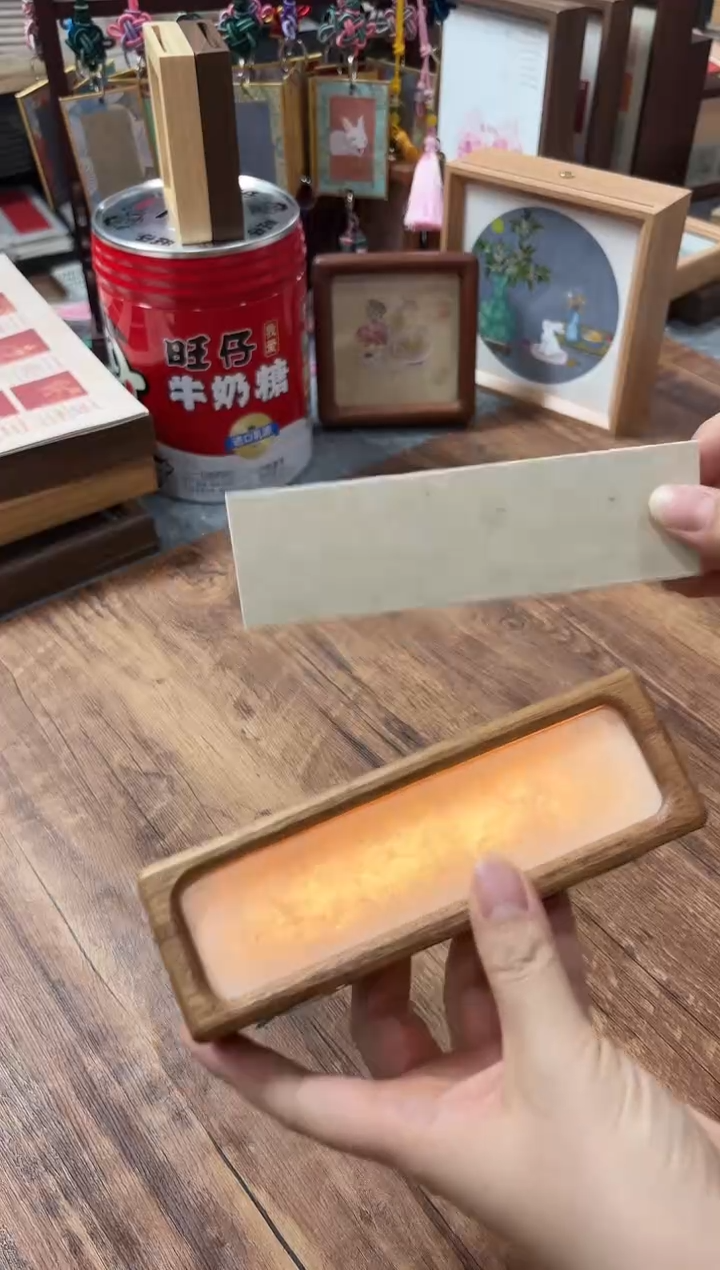 实木夜灯框长条1个一组送5张卡（自带充电器)