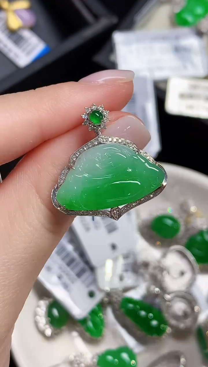 吊坠(不含链)18K金镶嵌翡翠多样性发其一