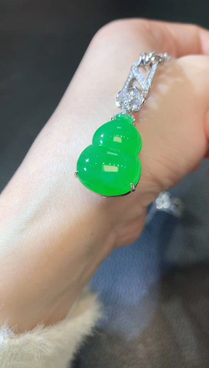 【闪购商品】翡翠吊坠(不含链)18K金镶嵌A43