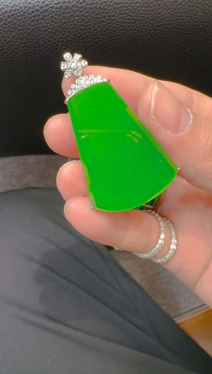 【闪购商品】翡翠吊坠(赠链)18K金镶嵌天然A货翡翠