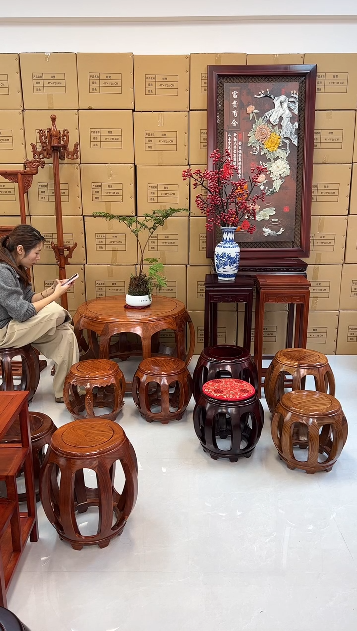 花梨木类家具刺猬紫檀鼓桌加 6张花梨木鼓凳加6张垫子