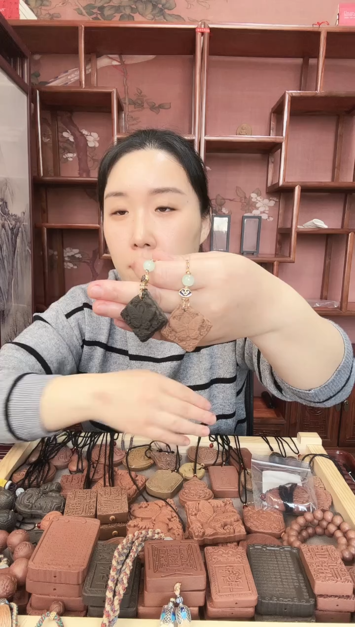【闪购商品】泥塑南朝、疏肝蝴蝶手机链一对