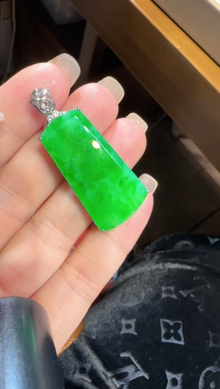 【闪购商品】翡翠颈饰18K金镶嵌无事牌