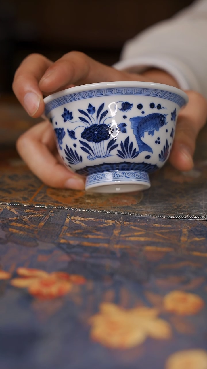 【闪购商品】杯水造青花鱼藻压手杯