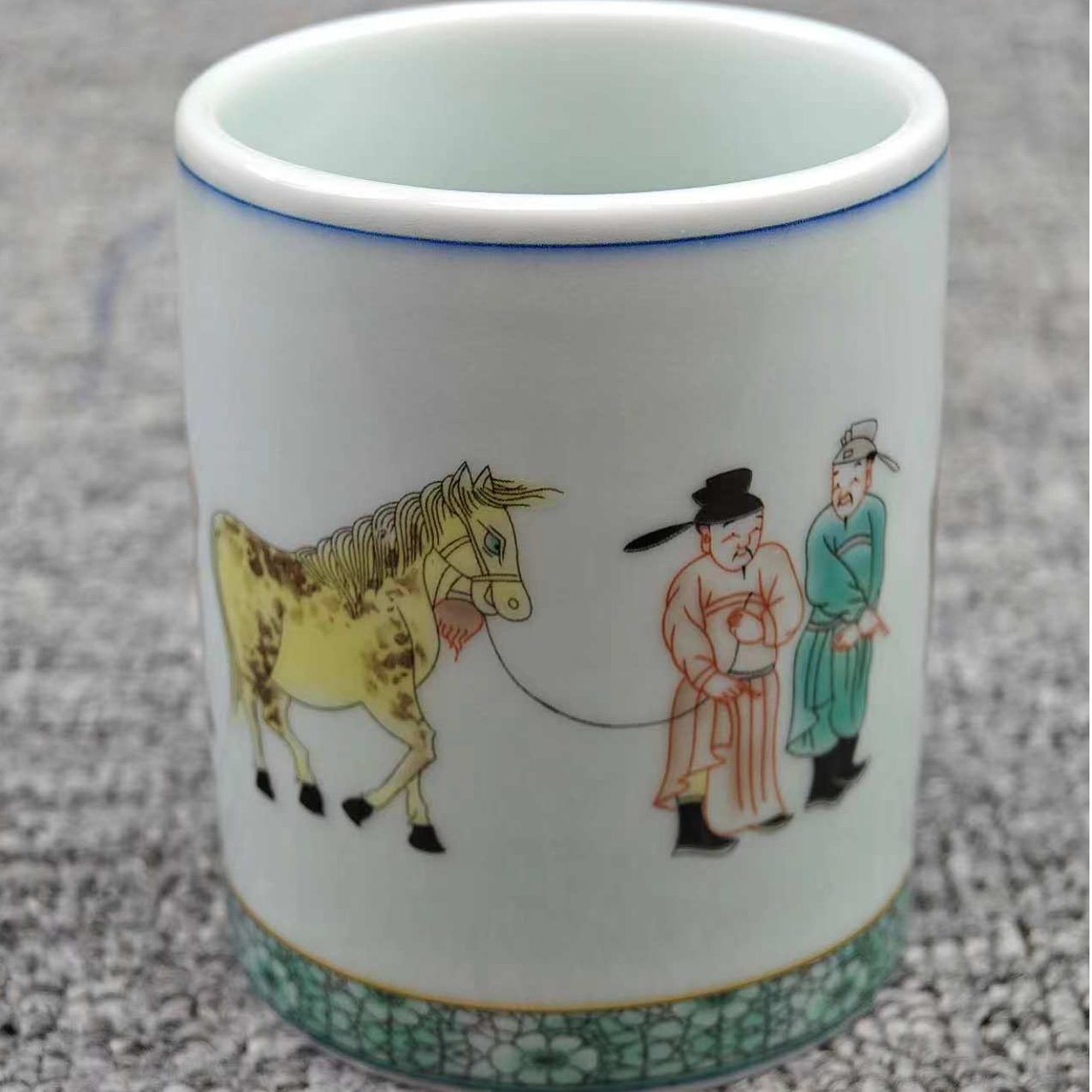 走马观花牵礼笔筒H33