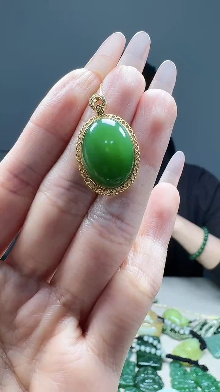 18K金镶嵌和田玉挂件1